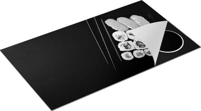 Chefcare Inductie Beschermer Sushi met Stokjes op een Zwarte Achtergrond - Zwart Wit - 90x50 cm - Afdekplaat Inductie - Kookplaat Beschermer - Inductie Mat