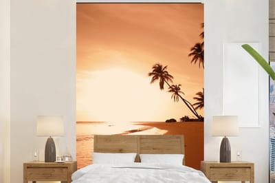 Behang - Fotobehang Zonsondergang - Tropisch - Palmboom - Strand - Zee - Breedte 195 cm x hoogte 300 cm