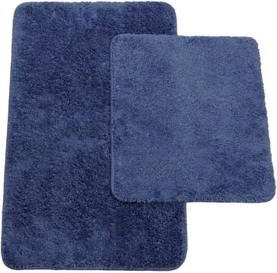 Badmatten: ca. 50/80 cm en wc-mat ca. 45/50 cm. Kleur: blauw.