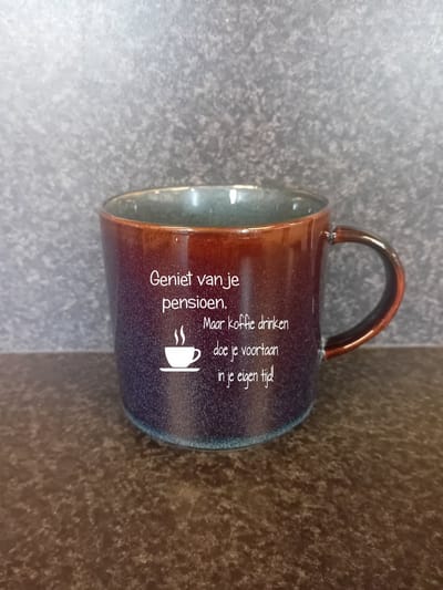 Mok - Koffiemok - Mok van aardewerk - keramiek - mok met gravering - zandstralen - presentje pensioen - dag collega - uniek cadeau - pensioen vriend/vriendin/collega - blijvende herinnering