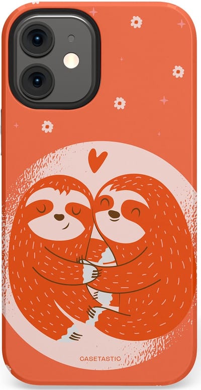 Casetastic Hoesje Geschikt voor Apple iPhone 12 Mini - Stijlvolle Beschermende Duo-layer Case - Oranje Pastel Roze Liefdes Koppel Luiaard