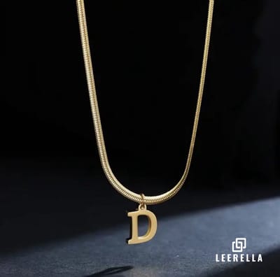 Leerella Alfabet Slang Ketting | D | Goudkleurige Gepersonaliseerde Ketting van Hoogwaardig RVS met Initialen | Elegant en Tijdloos Sieraad voor Dames | Moederdag, Valentijnsdag en Verjaardag Cadeau 41+5 cm