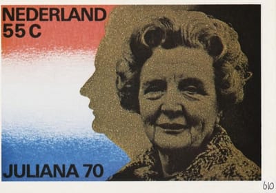 Briefkaart met afbeelding Portret van de Koningin en face op haar silhouet en profil postzegel