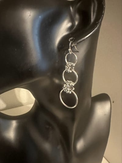 Oorhangers cirkel verbonden door bloem mozaik | Make up | Parfum | Moederdag | Verjaardagscadeau| Cadeautje| Valentijnsdag| Kado | sieraden | vaderdag | oorbellen | oorsieraden