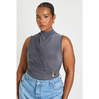 boohoo Dames Plus Gerimpelde Draperie Gouden Detail Mouwloze Bodysuit | Houtskool | Maat: 44