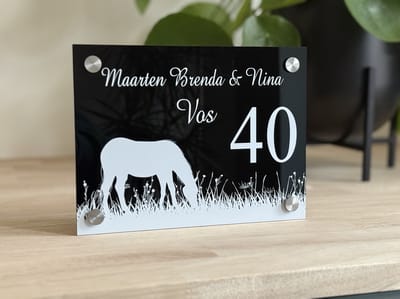 Naambordje / huisnummer voordeur | paard in het gras | glans zwart | 15x20cm | rvs afstandhouders