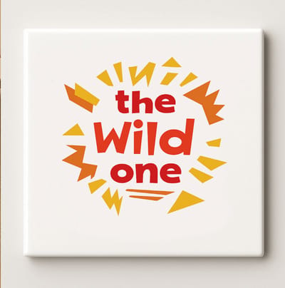The Wild One Tegel – 15x15cm Grappige Keramische Wanddecoratie – Stoer Modern Ontwerp Cadeau voor Kinderen, Tieners of Speelkamer Decoratie