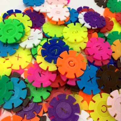 Daity 600 stukjes - Sneeuwvlokbouwstenen - creatieve kinderverbindingsschijven - kunststof schijvenset - leuk en creatief bouwen - geschikt voor jongens en meisjes - geschikt voor kinderen vanaf 3 jaar