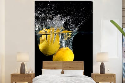Behang - Fotobehang Citroen - Fruit - Stilleven - Water - Geel - Breedte 200 cm x hoogte 300 cm