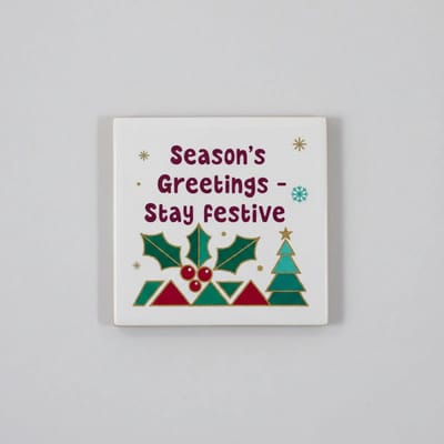 Season’s Greetings Keramische Tegel 15x15 cm – “Stay Festive” Kerst Quote | Feestelijke Woondecoratie & Cadeautegel