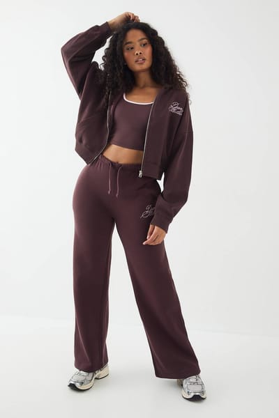 Dames DSGN Studio Contrast Script Rechte Pijp Jogger | Chocoladebruin | Maat: XS