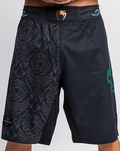 Venum Assassin's Creed Reloaded Fight Shorts Zwart - XS - Jeans Maat 28