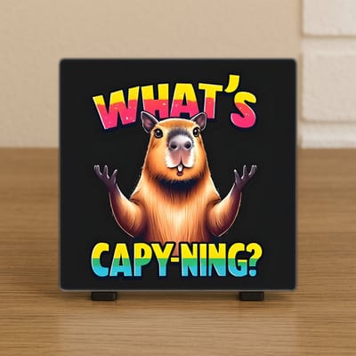 Wenstegeltje "What’s Capy-ning?” – Capybara Cadeau Tegel – Hip trendy tegeltje – Wanddecoratie – Cadeau voor Nieuwe Woning, Housewarming of Gezinscadeau – Sfeervol en Persoonlijk – Trendy nu – Origineel cadeau