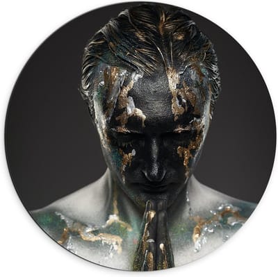Dibond Wandcirkel - Biddende Man van Glitter - 70x70cm Foto op Aluminium Wandcirkel (met ophangsysteem)