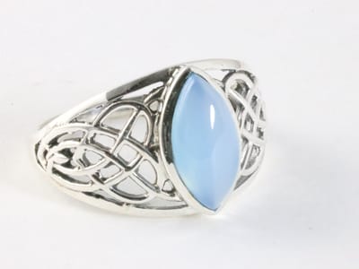 Opengewerkte zilveren ring met blauwe chalcedoon - maat 17.5