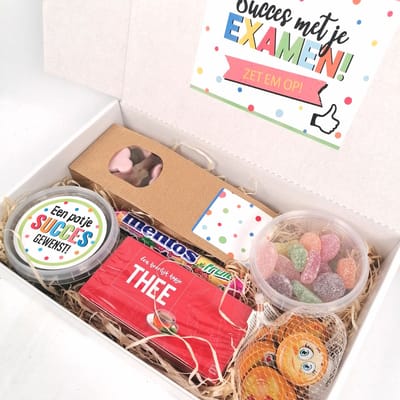 Cadeaubox "Succes met je Examen" – cadeaupakket met Snoep, Emoji Chocolade, Thee & Mentos – Aanmoediging cadeau