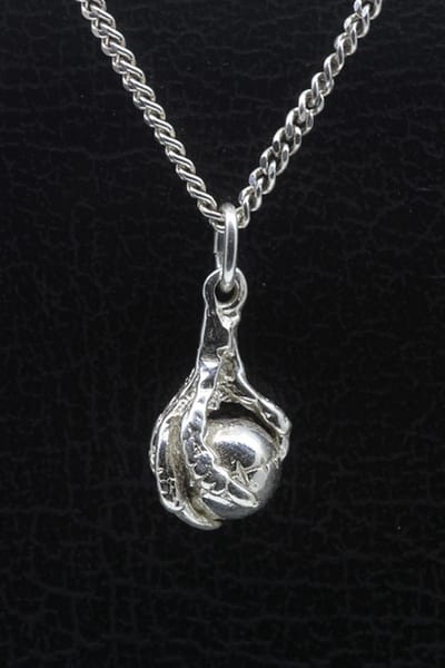Zilveren Klauw met kaatsbal klein ketting hanger