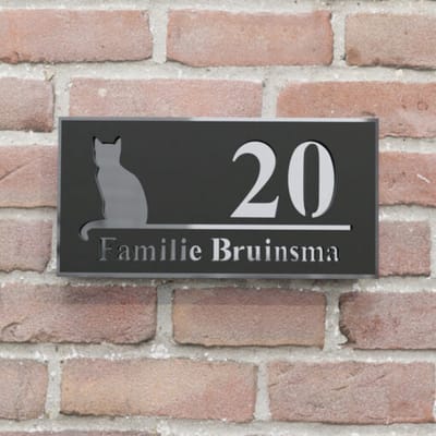 Naambordje voordeur - Huisnummerbord - Smal met kat - 20x10 - zwart/zilver - plakstrip