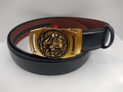 RR15-RB21.10*115 : Zakelijke Leren riem zwart, L115cm, H38mm, D4mm met '2 paardenhoofden gezet in hoefijzer' buckle