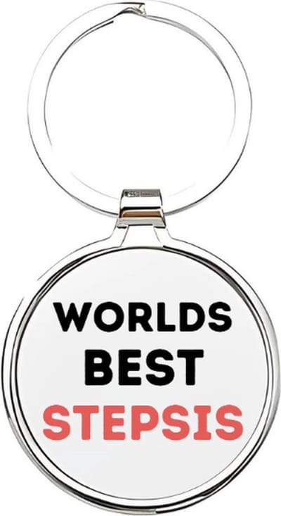 Akyol - worlds best stepsis Sleutelhanger - Zus - de leukste stiefzus - stiefzus sleutelhanger - zussen sleutelhanger - sleutelhanger zus - familie sleutelhanger - verjaardagscadeautje - zus cadeau - sister - zusje - 4 x 7,5 CM