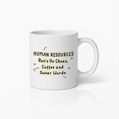 Grappige Human Resources Koffiemok 330ml – “Draait op Chaos, Koffie en Scheldwoorden” – Humoristisch Cadeau voor HR Professionals
