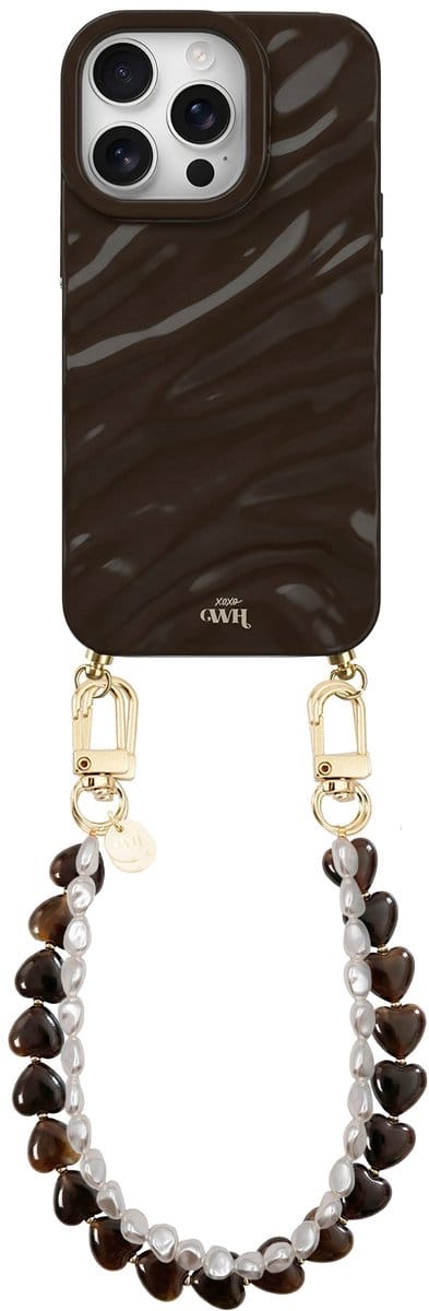 xoxo Wildhearts Brown Glaze telefoonhoesje met koord - geschikt voor iPhone 16 Pro Max - Sweetheart Brown & Pearls - Dream hoesje met telefoonkoord - Glimmende silicone case met plooien - Hartjesketting met korte parelketting - Bruin