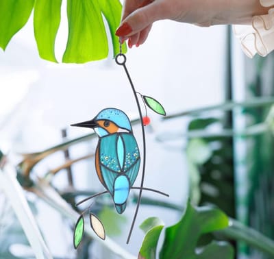 Candala Vierkleurig glasraambehang met veelkleurige vogels als wanddecoratie (De ijsvogel)