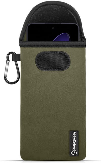 MobyDefend Hoesje - Geschikt voor Oppo Reno13 - Neopreen Pouch Met Karabijnhaak - Insteek - Riemlus - Groen