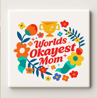 World’s Okayest Mom Tegel – 15x15cm Keramische Wanddecoratie – Grappig Moederdag Cadeau Idee voor Mama, Keuken of Woondecoratie