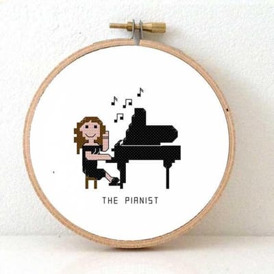 Pianospeelster borduurpakket | Borduurpakket voor volwassenen | cadeau voor pianiste | Borduurpakket inclusief borduurring, DMC borduurgaren, Aida borduurstof, borduurnaald en instructies
