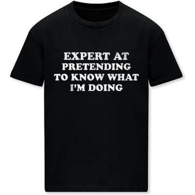 Goodie Two Sleeves - Fun T-shirt - Expert at pretending to know what I'm doing - M tot 3XL - voor Mannen - zwart