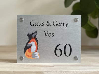 Naambordje / huisnummer voordeur | vos vossen | 15x20cm | rvs-look | rvs afstandhouders