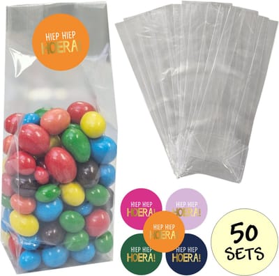 50x Uitdeelzakjes Met Sluitstickers - 50 Stickers & 50 Zakjes - Blokbodemzakjes - Cellofaanzakjes - Traktatie Zakjes - 50 Sets - Hiep Hiep Hoera! (Goudfolie)