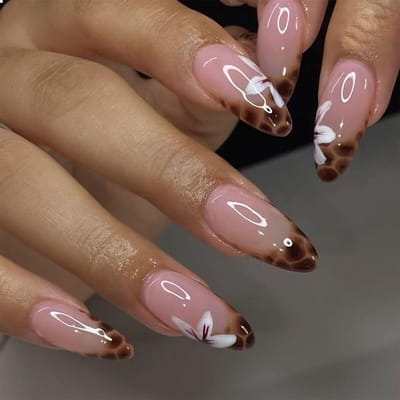 Dailygoods- Press-on Nagels 24 Stuks - Medium Amandelvorm - Zelfklevende Kunstnagels - Franse Tip met Design - Witte Bloem/Luipaardpatroon - Inclusief Nagelvijl