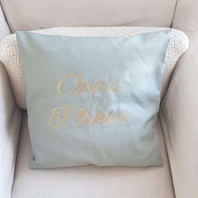 Kussen Kussenhoes met tekst bedrukt cadeau tekstbord plekje opa| opa’s plekkie | groen met goud  40x40 | vaderdag verjaardag man voor de liefste aanstaande vader geboorte baby zwangerschap aankondiging bekendmaking