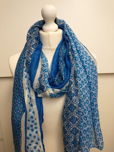 Lange dames sjaal Saskia fantasiemotief blauw wit kobalt koningsblauw goud donker mos