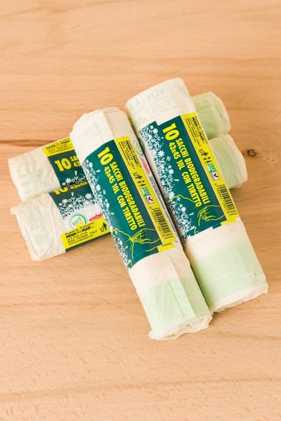 Composteerbare Vuilniszakken biologisch afbreekbare afvalzak 10 Liter met trekband. Pakket van 4 rollen = 40 zakken.