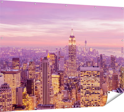 Gards Tuinposter New York Skyline met Lichten bij Zonsondergang - 160x120 cm - Tuindoek - Tuindecoratie - Wanddecoratie buiten - Tuinschilderij