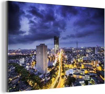 Aluminium schilderij 180x120 cm - Wanddecoratie metaal - Hanoi - Avond - Stad - Metalen muurdecoratie woonkamer - Decoratie industrieel - Foto op dibond - Industriële accessoires slaapkamer