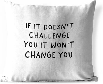 Buitenkussen - Engelse quote "If it doesn't challenge you it won't change you" tegen een witte achtergrond - 45x45 cm - Weerbestendig