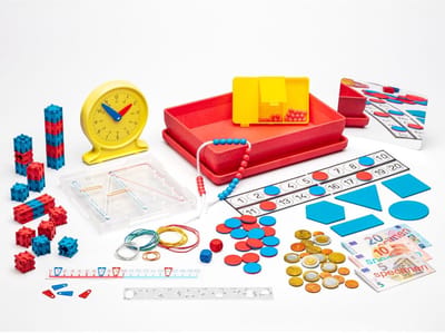 Wiskundebox Basisschool - Rekenen Leren - Eerste Klas - 13 Leerartikelen - 25 x 18 x 6 cm - Rood Blauw