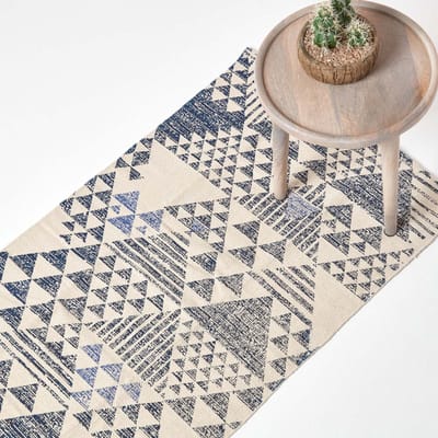 Homescapes Delphi katoenen vloerkleed met geometrisch patroon in blauw en wit, 66 x 200 cm