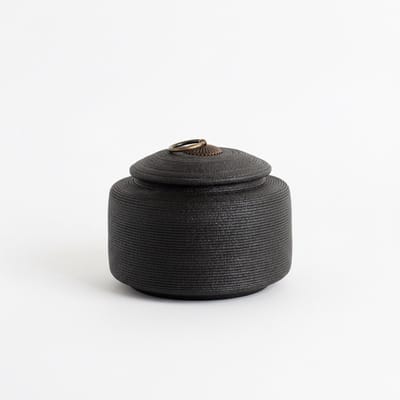 Artic Sakura Urn – 660 ml / 0.66 Liter – Zwart – Hoogwaardig Keramiek – Mini-urnen – Urnen Volwassenen – Urn Hond Overleden – Handgemaakt – Hondenurn – Kattenurn – As Urn – Urn Kat – Urn Hond – Urn Voor Dieren – Urne – Urn Voor As Mens