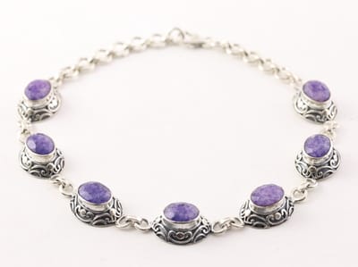 Bewerkte zilveren armband met blauwe saffier