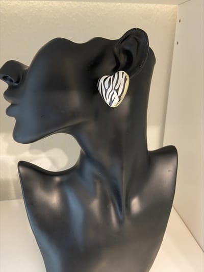 Zebra gestreepte hart oorbellen | | Make up | Parfum | Moederdag | Verjaardagscadeau| Cadeautje| Valentijnsdag| Kado | sieraden | vaderdag | oorbellen | oorsieraden
