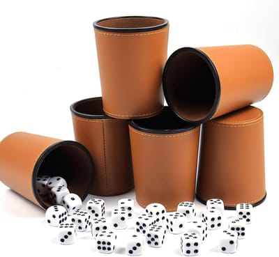 Dobbelsteen Bekers - Dobbelspel Set - Bar Spelletjes - Inclusief Dobbelstenen - 9x7.5x6 cm - Bruin