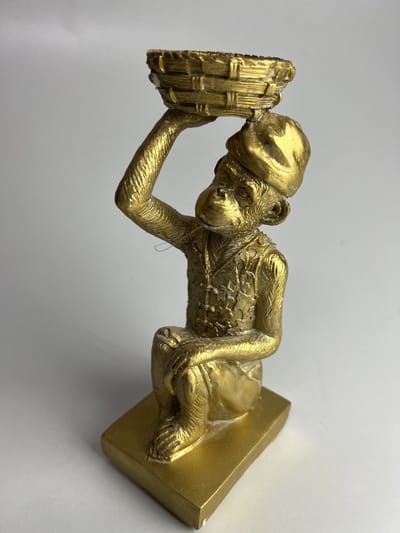 Gouden aap met schaal in Oosterse look