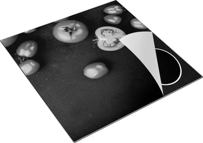 Chefcare Inductie Beschermer Tomaten op Zwarte Marmer - Zwart Wit - 78x78 cm - Afdekplaat Inductie - Kookplaat Beschermer - Inductie Mat