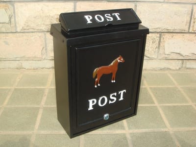 Zwarte Metalen Postbus voor Buiten met Paarden Ornament