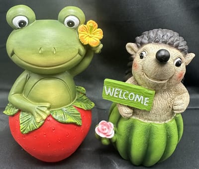 Polyresin (tuin)dieren op "aardbei en cactus" - Set van 2 stuks - kikker en egel - meerkleurig - Hoogte 14 x 10 x 6 cm - Woonaccessoires - Tuinaccessoires - Tuindecoratie